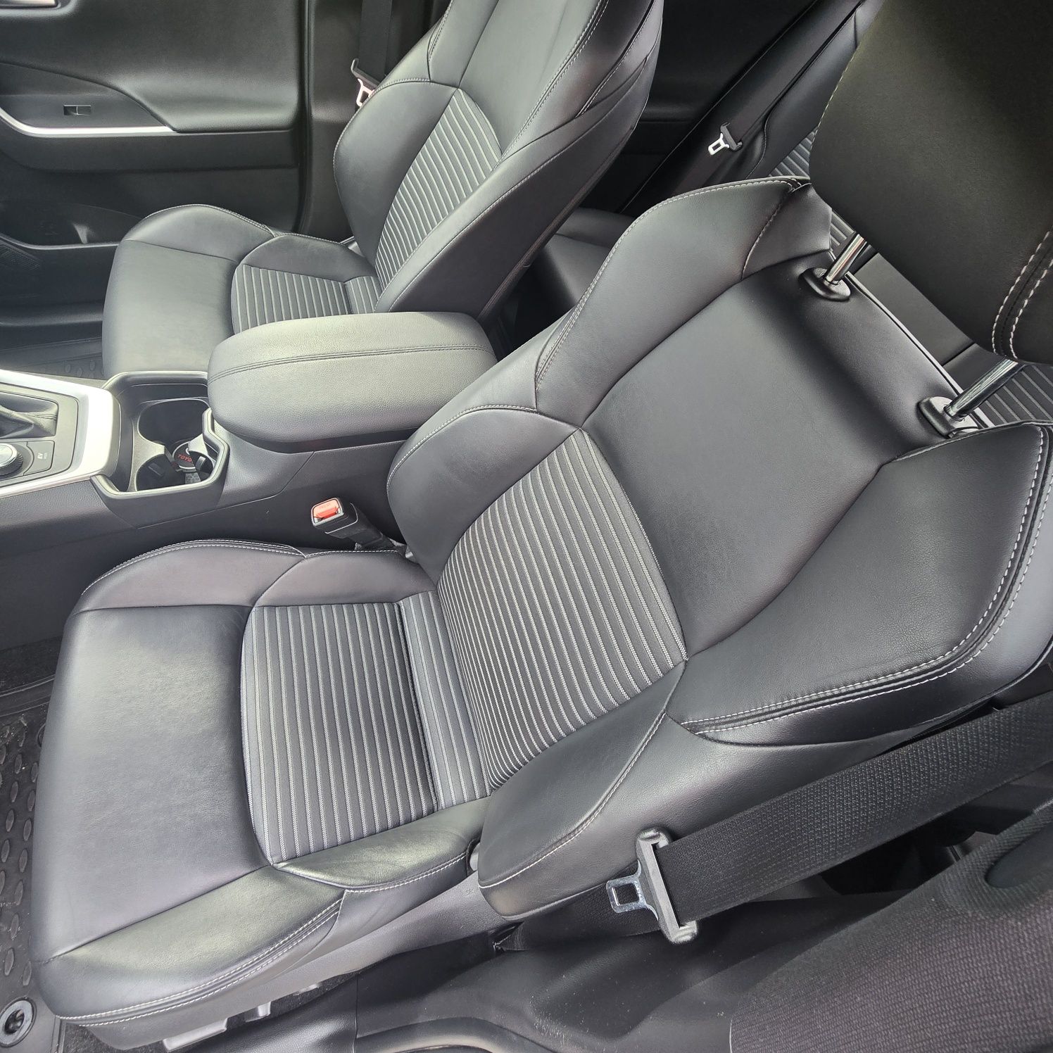 Toyota rav4 2.5 hybrid 4×4 Bogote wyposażenie