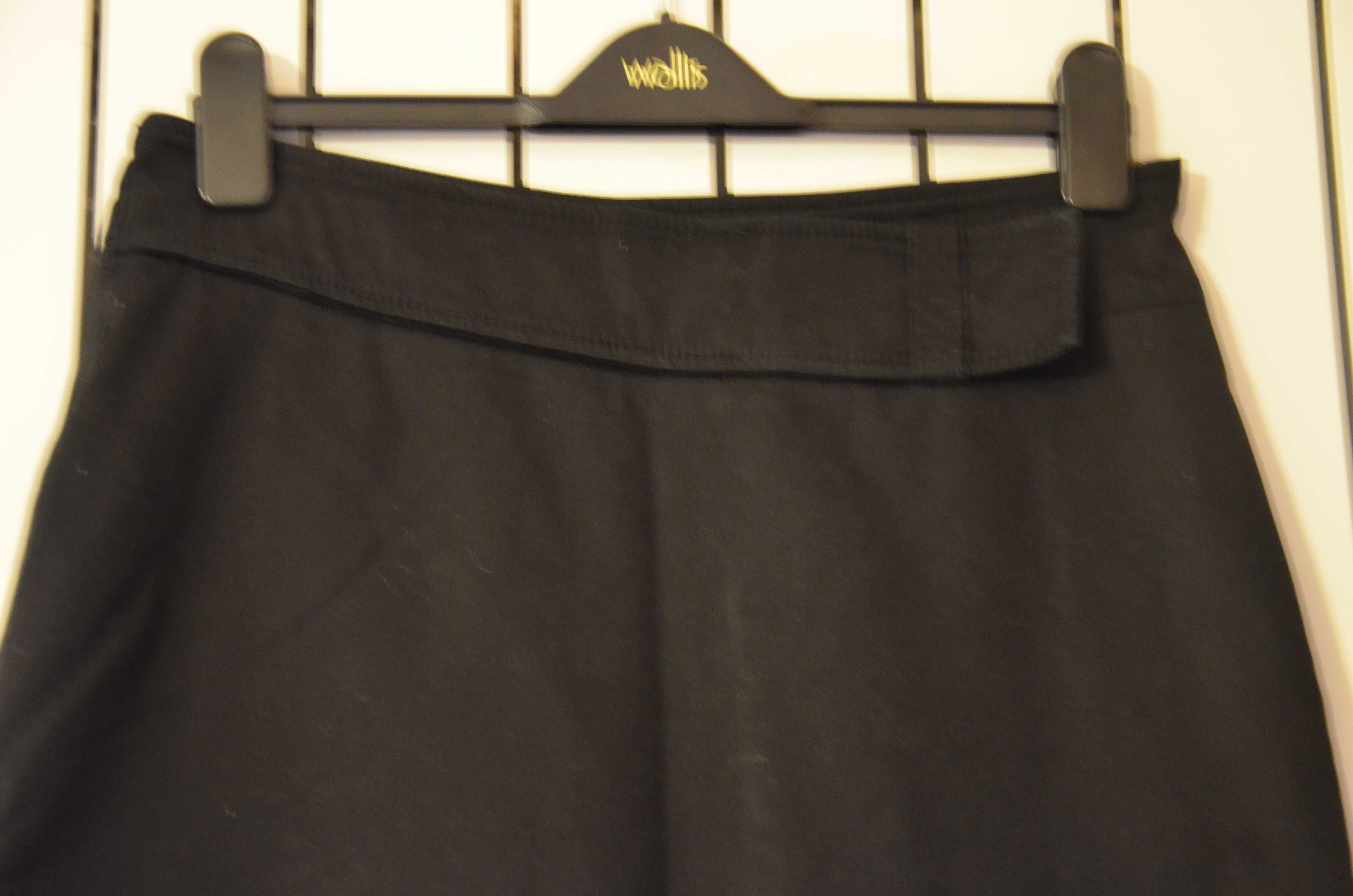 Czarna spódnica ze skośnym pasem r. 38