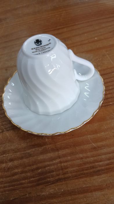 Ексклюзивні блюдця та чашки виробництва Англії.