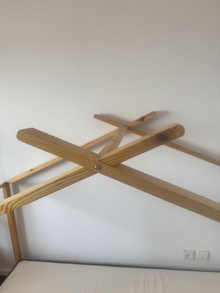 Cama de madeira com colchao
