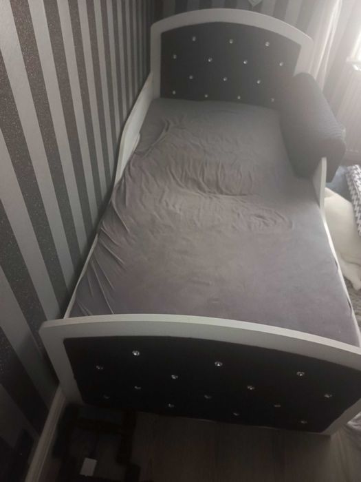 Łóżko dziecięce z kryształkami