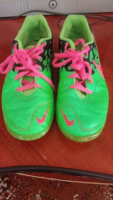 Футзалки nike зелено червоного кольору 37р
