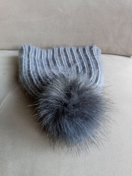 Czapka damska szara z pomponem