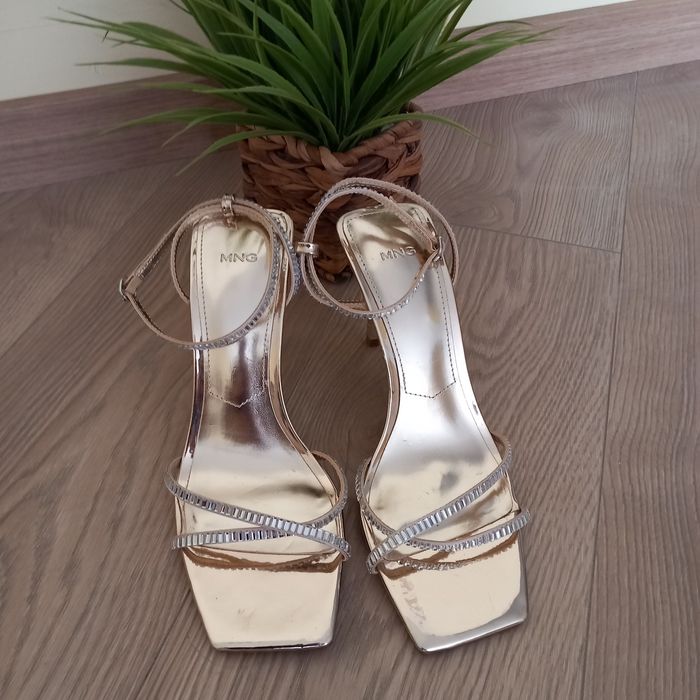 Sandálias salto douradas Mango