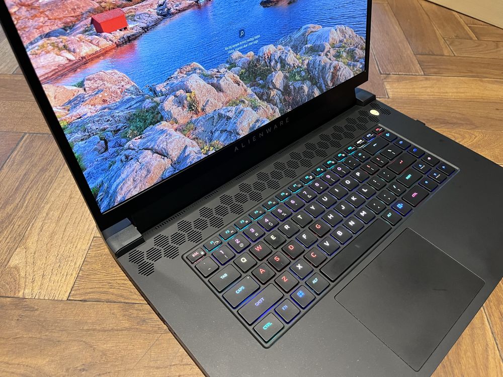 Alienware M17 R5 Ryzen 7/16gb ram/RTX3070Ti