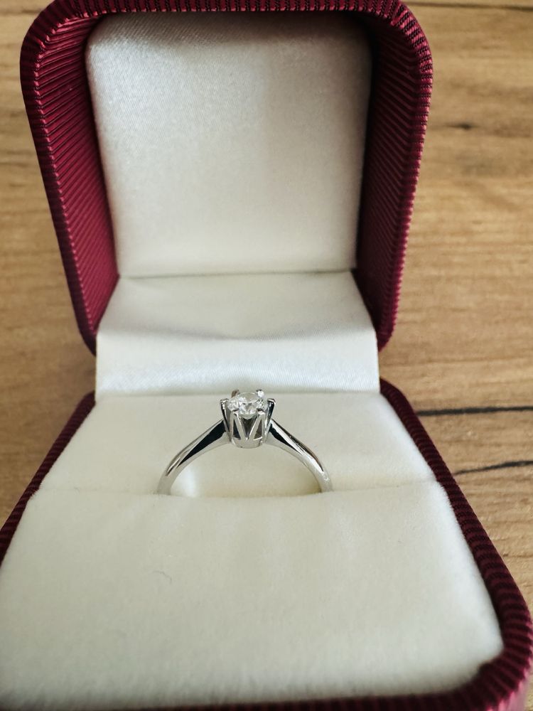 Pierścionek zaręczynowy - 0.28 Ct brylant (białe złoto)