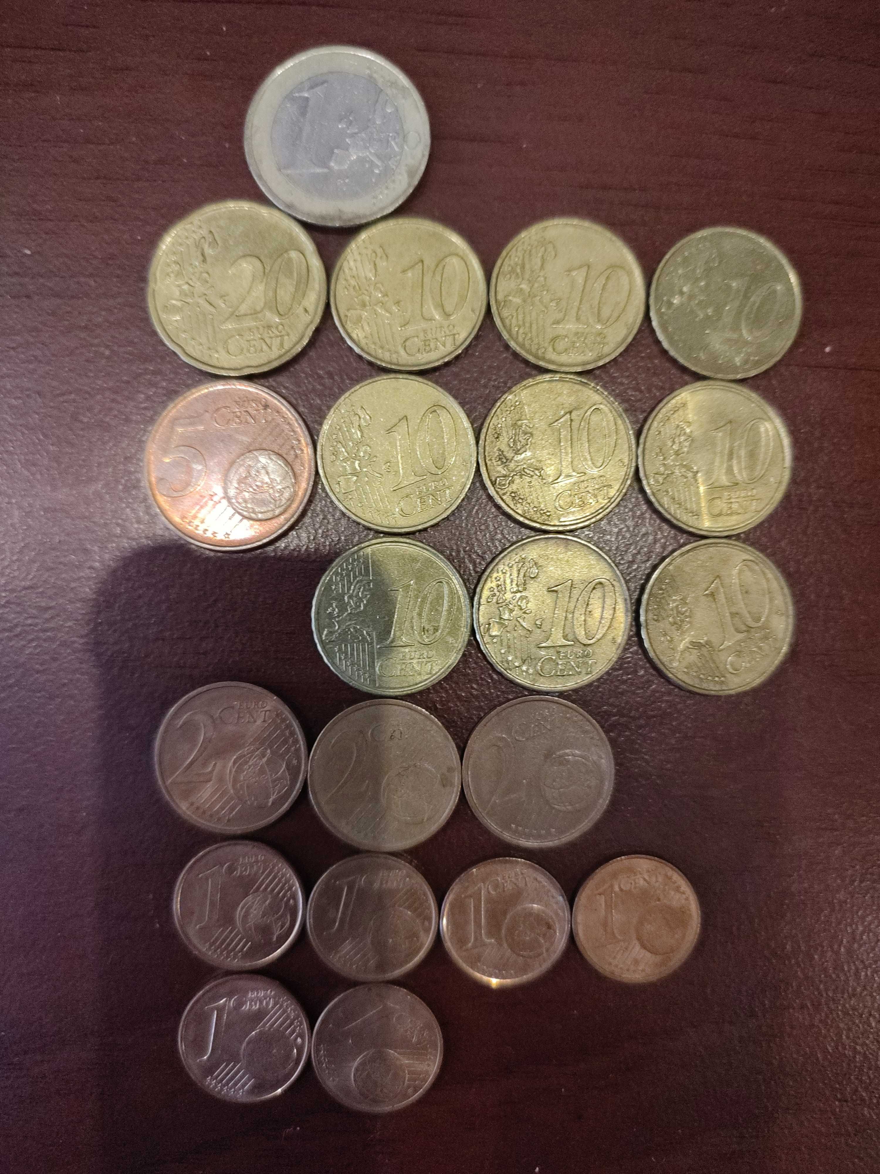 Банкноты монеты разных стран: доллар фунт дирхам динар лир бат.