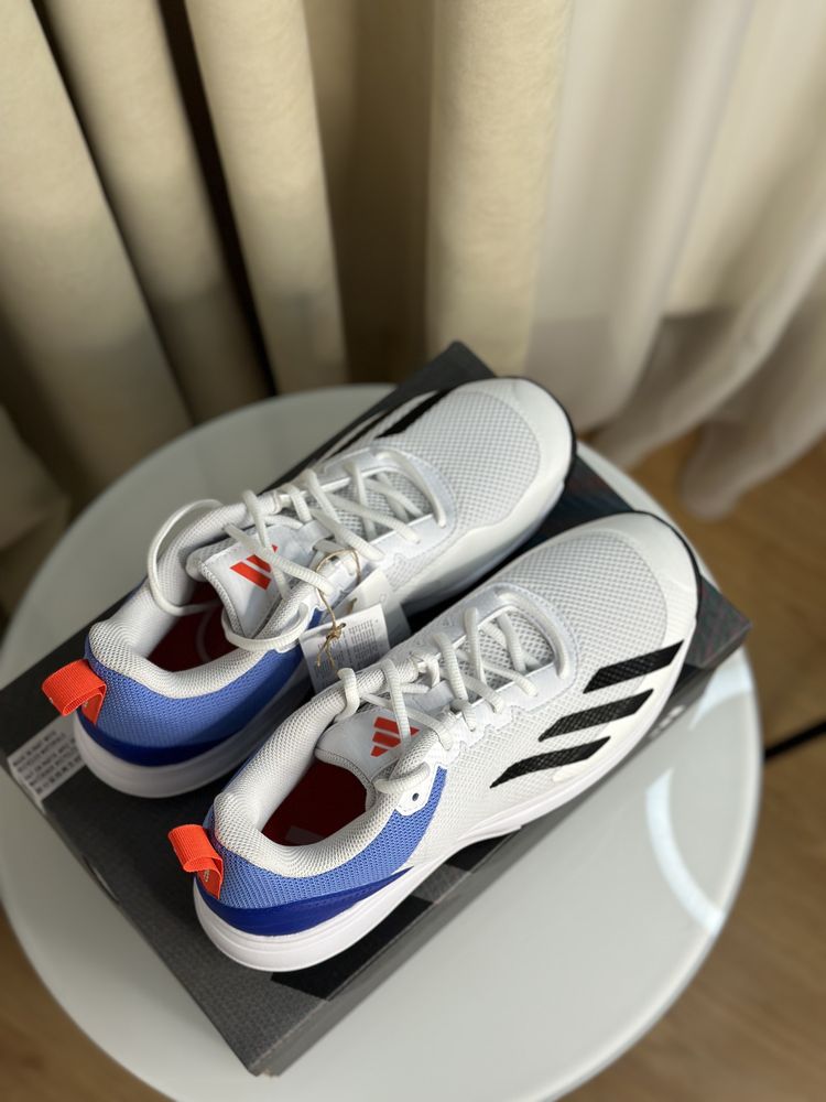 Нові кросівки Adidas