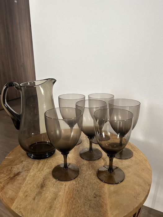 Zestaw Dzbanek i 6 kieliszków kielichów czarne przydymione  prl retro