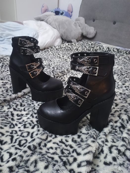 Czarne buty na platformie z grubym obcasem