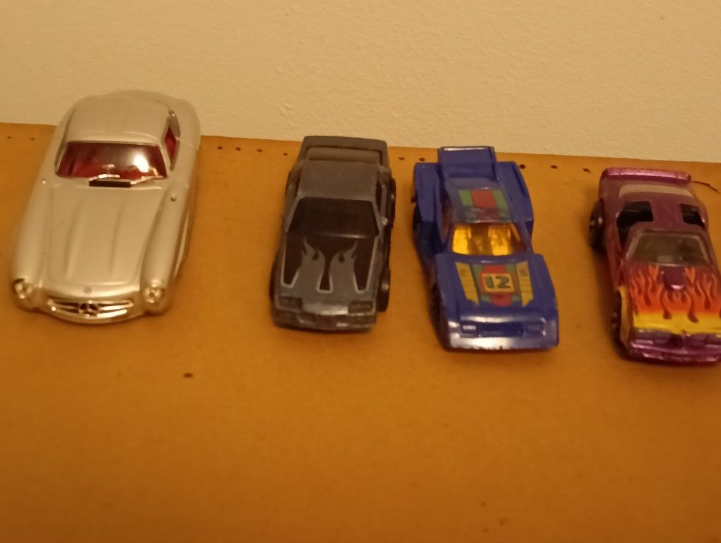 Quatro belas miniaturas colecionáveis