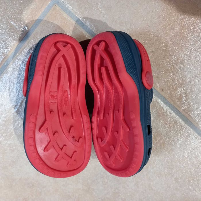 2 pares de Crocs criança 24