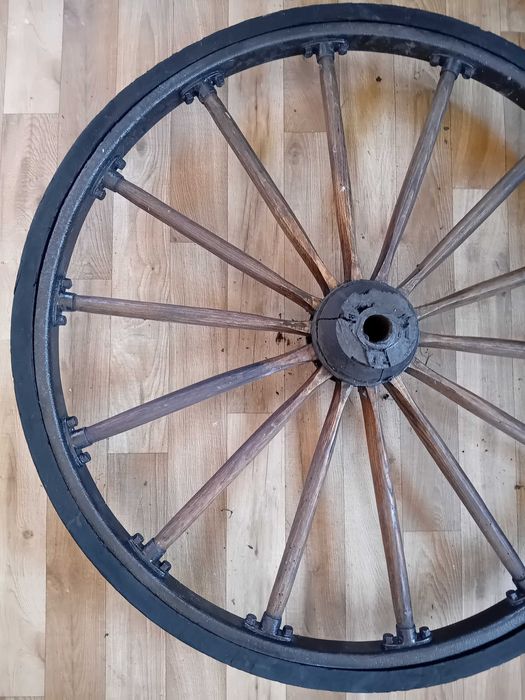 koło od wozu obręcz metalowa szprychy drewniane koła dwie sztuki 98 cm