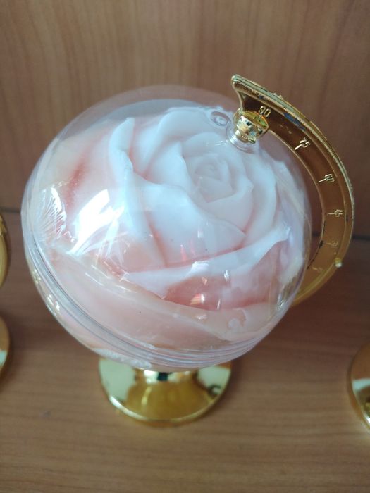 Глобус Троянда в глобусі