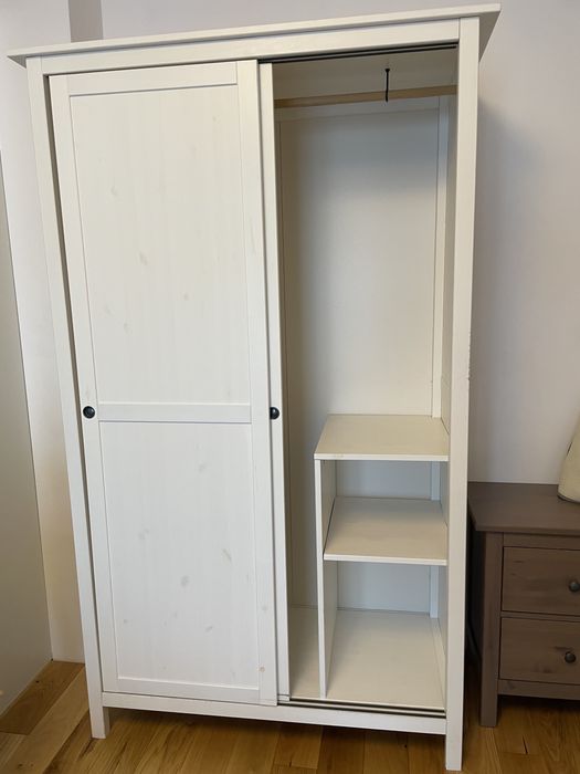 Biała szafa IKEA Hemnes