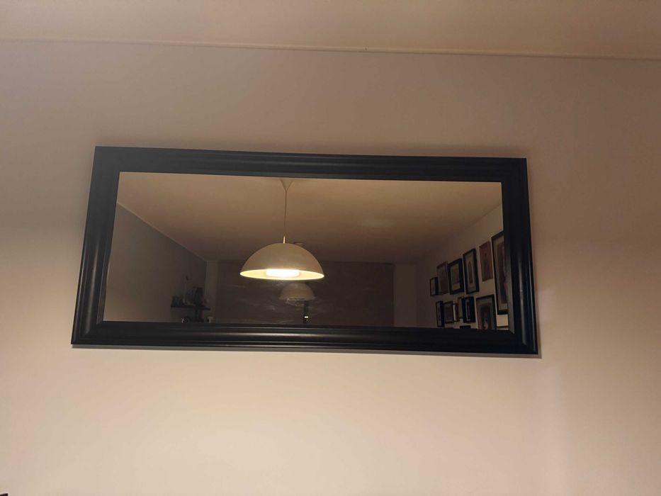 Espelho grande com caixilho em madeira