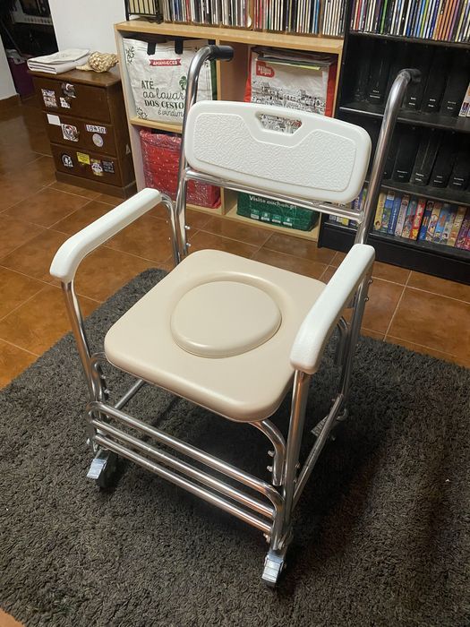 Cadeira de rodas para banho e sanitário