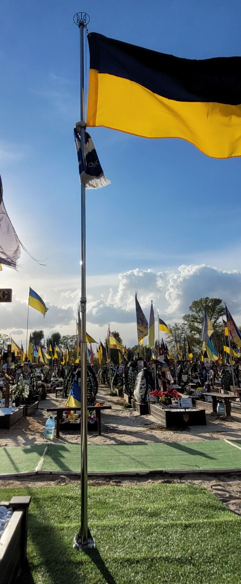 Надгробок з дерева. Каміння жовто-синє