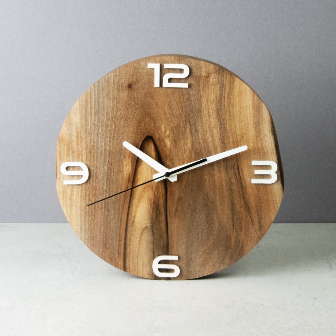 Zegar z drewna orzecha 30cm. Zegar ścienny