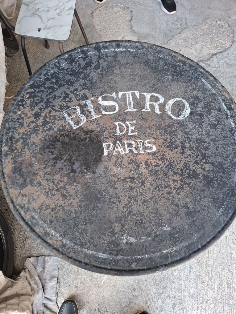 Mesa em ferro com escrito bristo