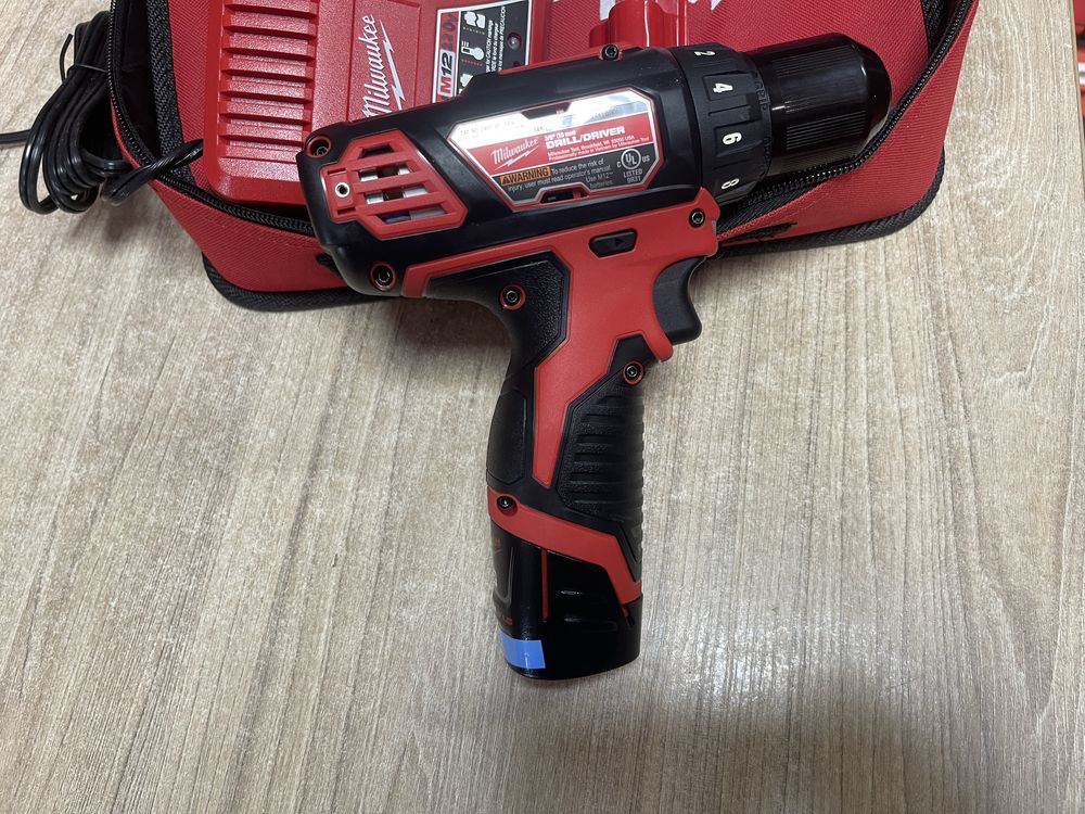 Milwaukee M12 2407-22 / акумуляторний шуруповерт Мілвокі 12V