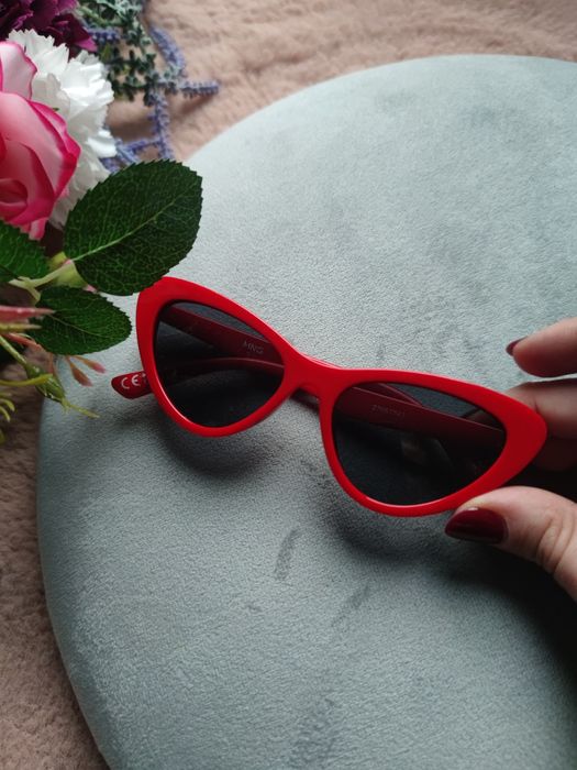 Czerwone okulary dziewczynka lato