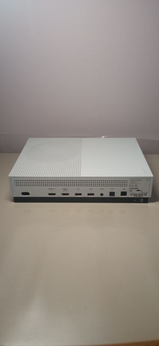 Xbox one s 1TB + pad + 4 gry