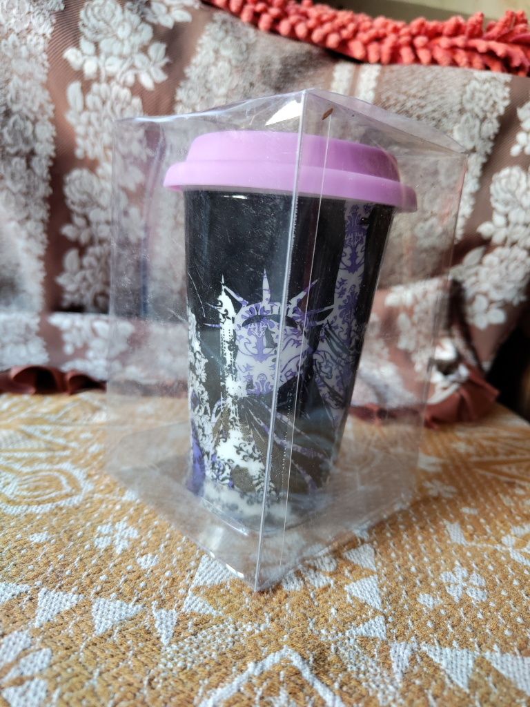 Керамічний стакан для кави та чаю з кришкою.