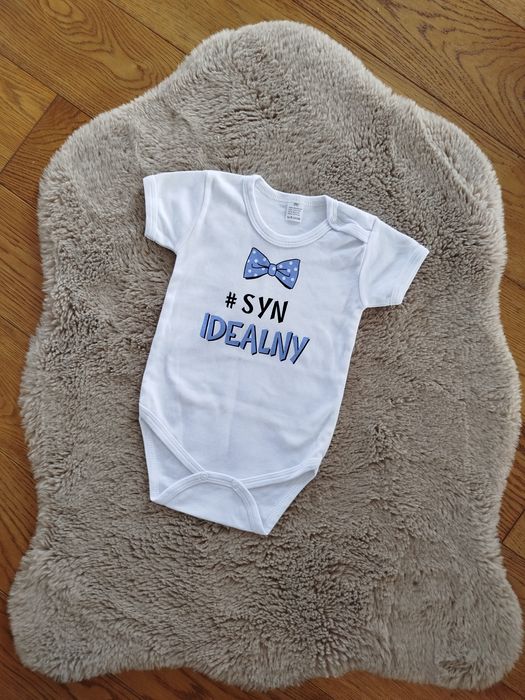 Body z napisem Syn idealny r.86