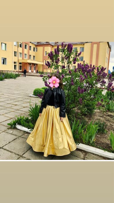 Довга пишна сукня в пол на випуск чи свято