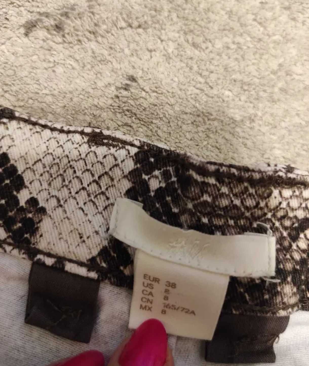 Brązowe spodenki wężowy wzór z wysokim stanem h&m