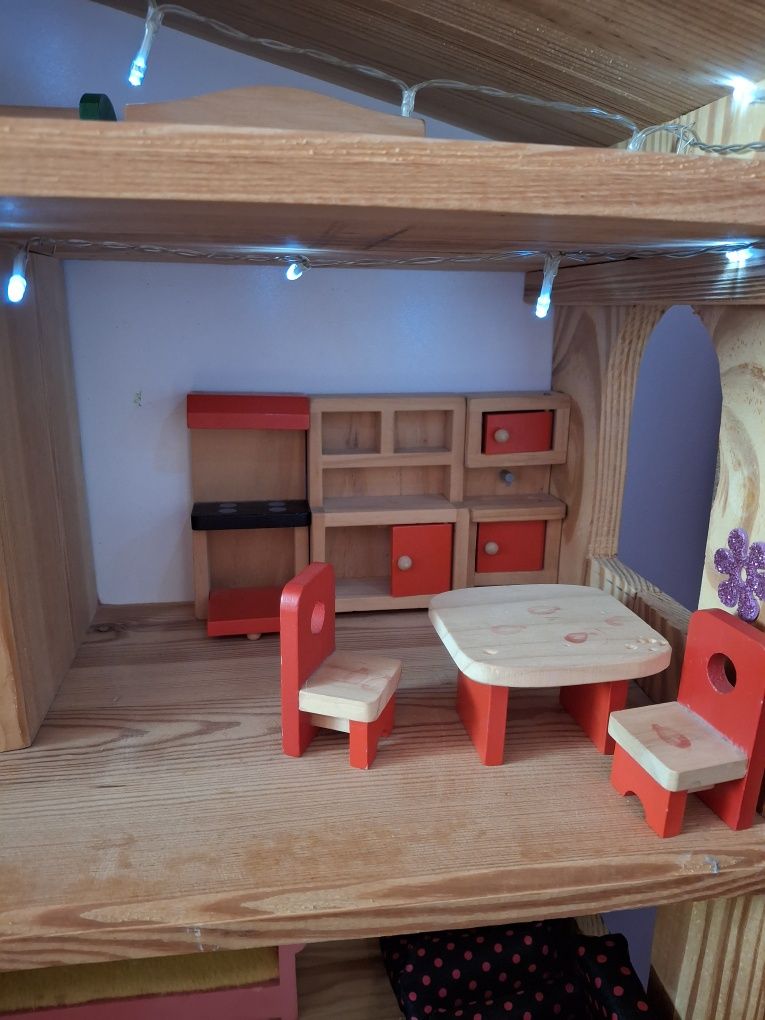 Domek dla lalek drewniany + mebelki + lalki + autko barbie