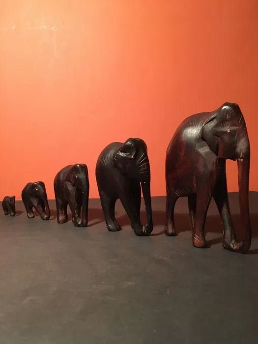 ARTE AFRICANA - 5 elefantes em madeira exótica de 3 a 14 cm/s