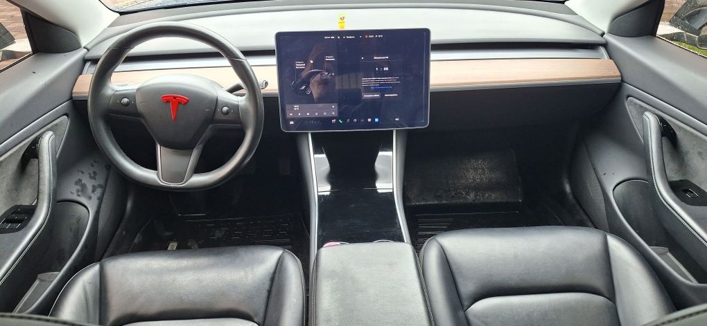 Продам автомобіль Tesla model 3