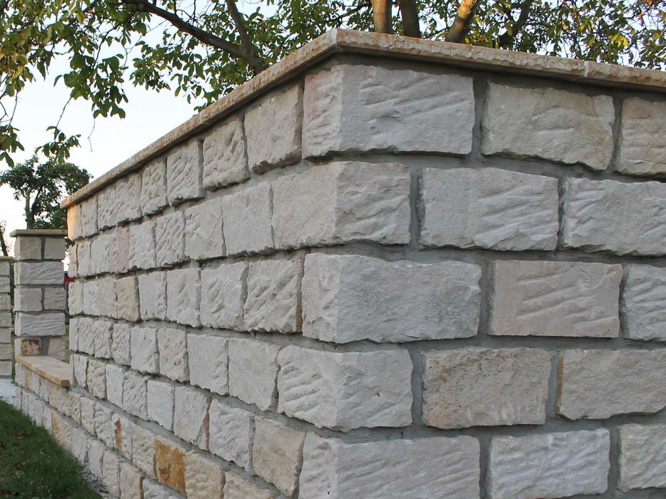 20. Czapka na mur | Piaskowiec | 100×30×4 cm | Boki boniowane / łupane