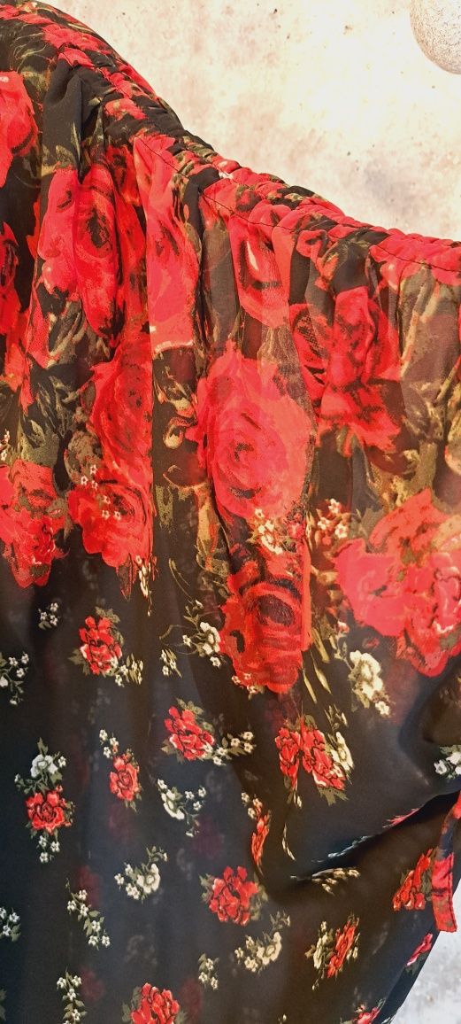 Plus size elegancka narzutka w róże rozmiar uniwersalny