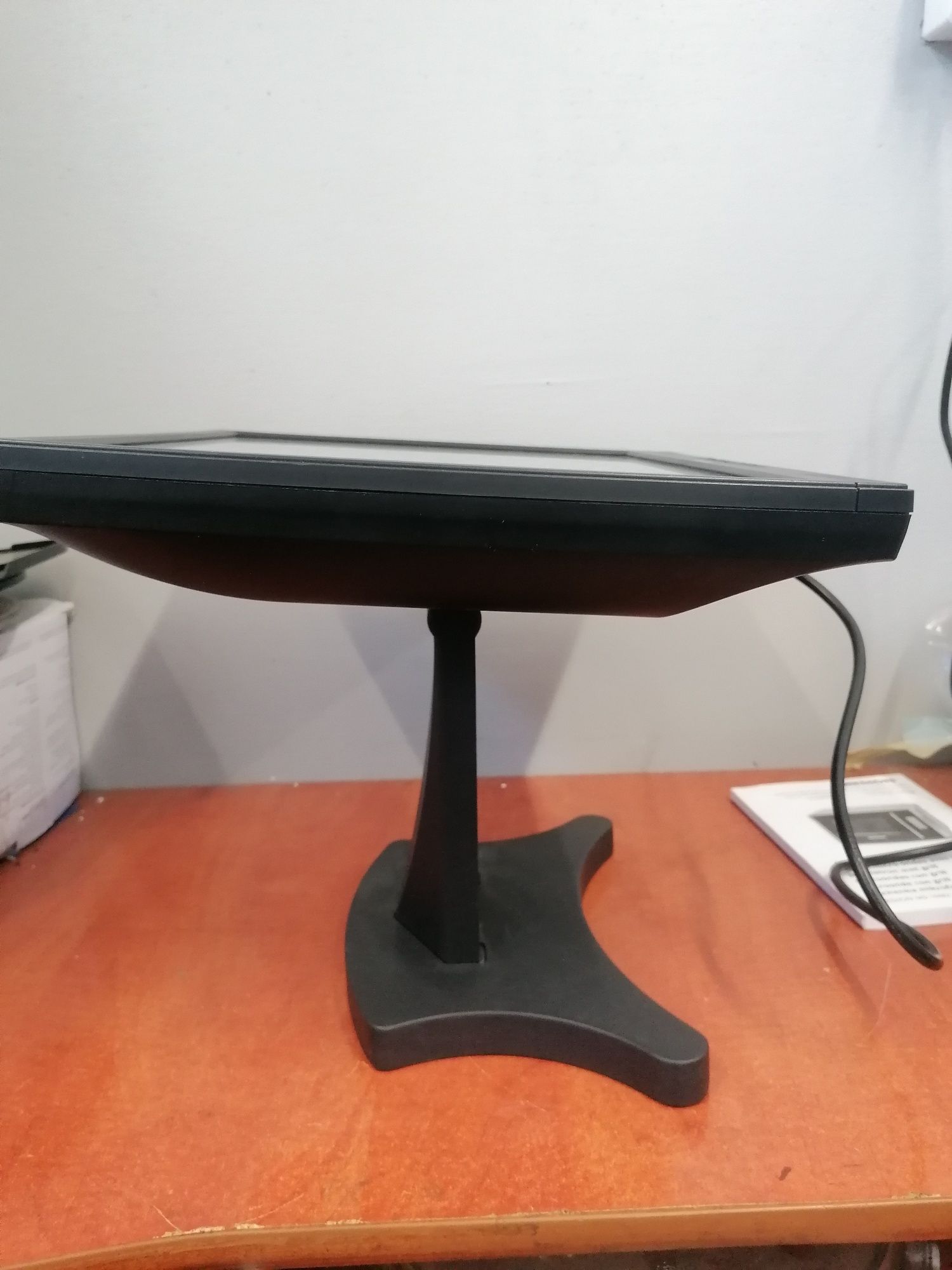 Monitor sklepowy dotykowy