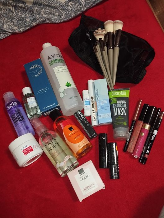 Zestaw nowych kosmetyków Avon