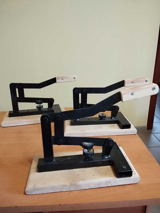 Металевий горіхокол (горіходавка) з дерев'яною ручкою