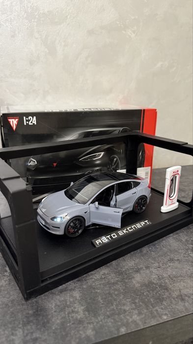 Металева модель Tesla Model S , звук, світло