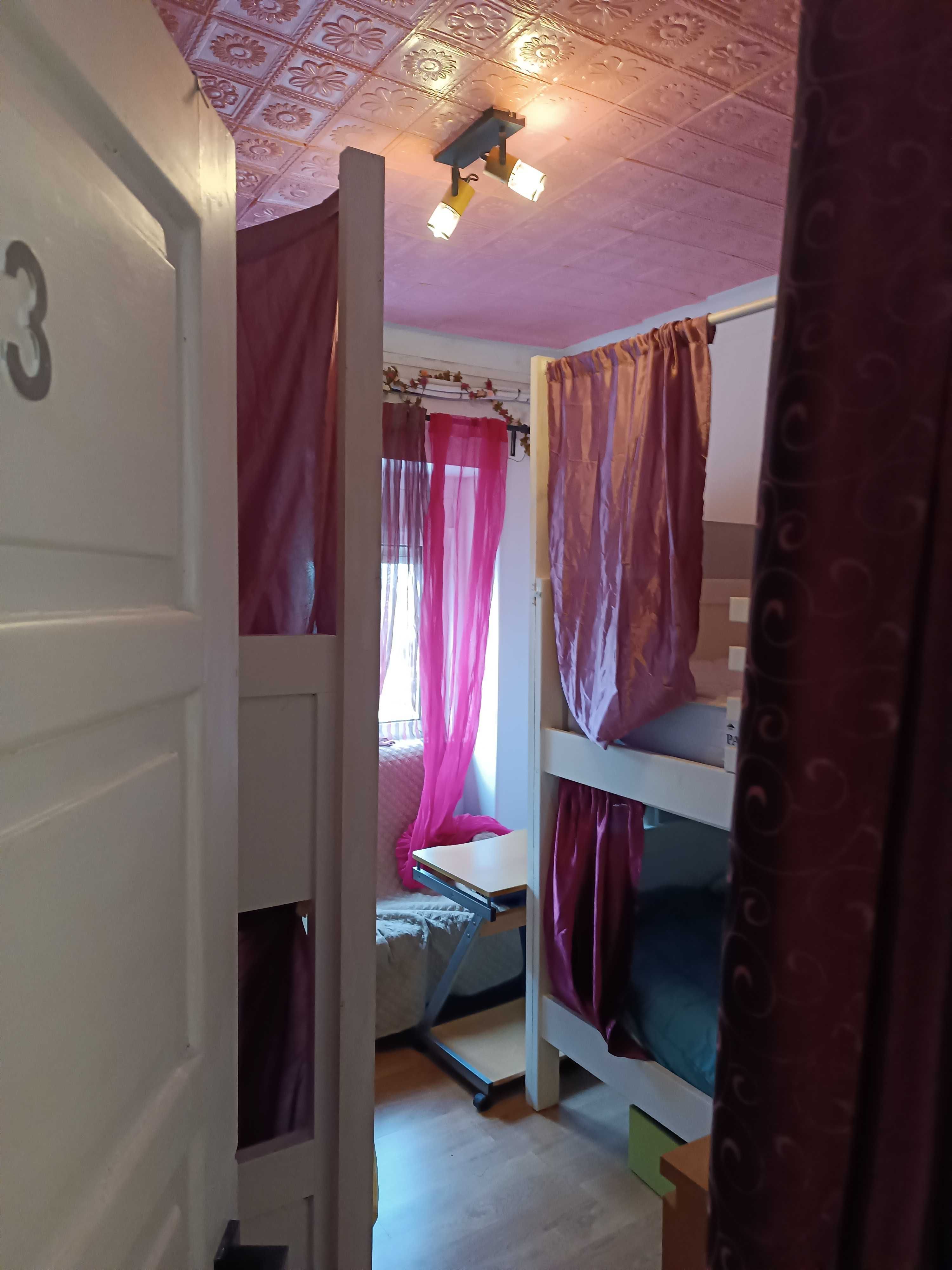 Quarto com Beliche, 2 Secretárias, para 2 Estudantes (Mulheres)