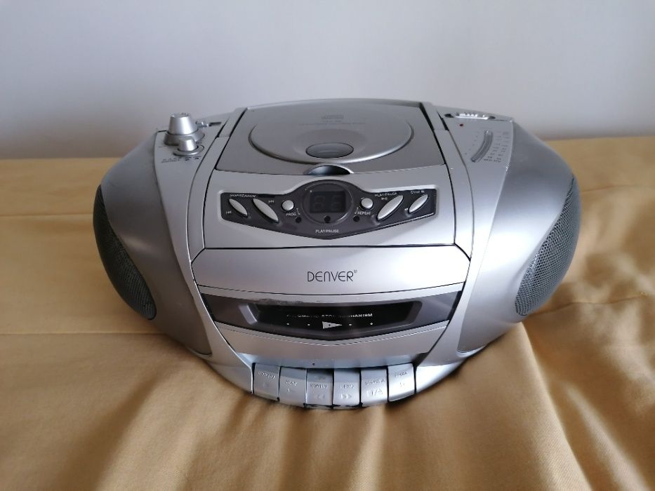 Rádio com leitor de CD e cassete