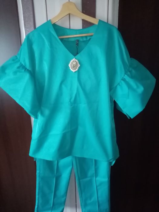 Костюм двойка з оригінальною брошкою