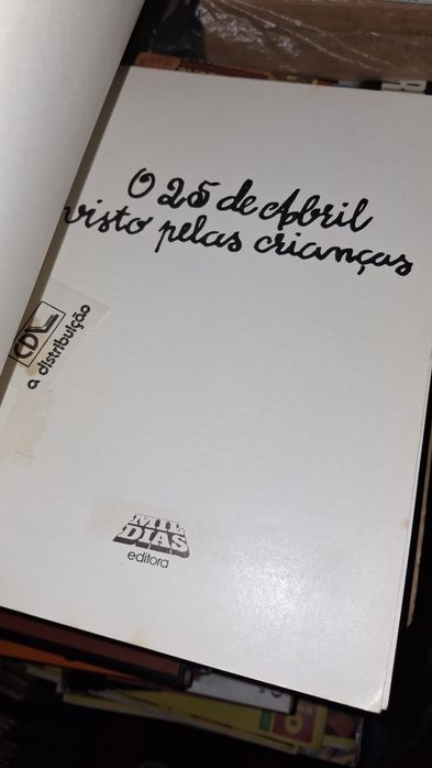O 25 Abril visto pelas crianças desenhos revolução cravos