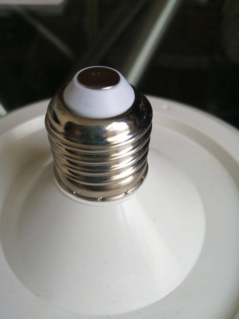 Lâmpada debaixo consumo para candeeiro em que se veja a lâmpada.