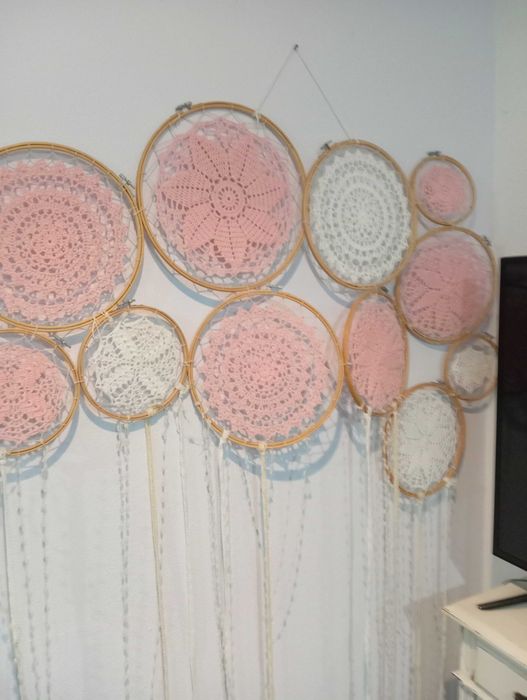 Peça de decoração em rosa e branco aros cor de madeira em ótimo estado