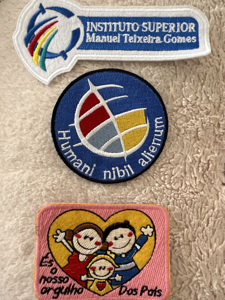 Vendo emblemas capa de traje universitario