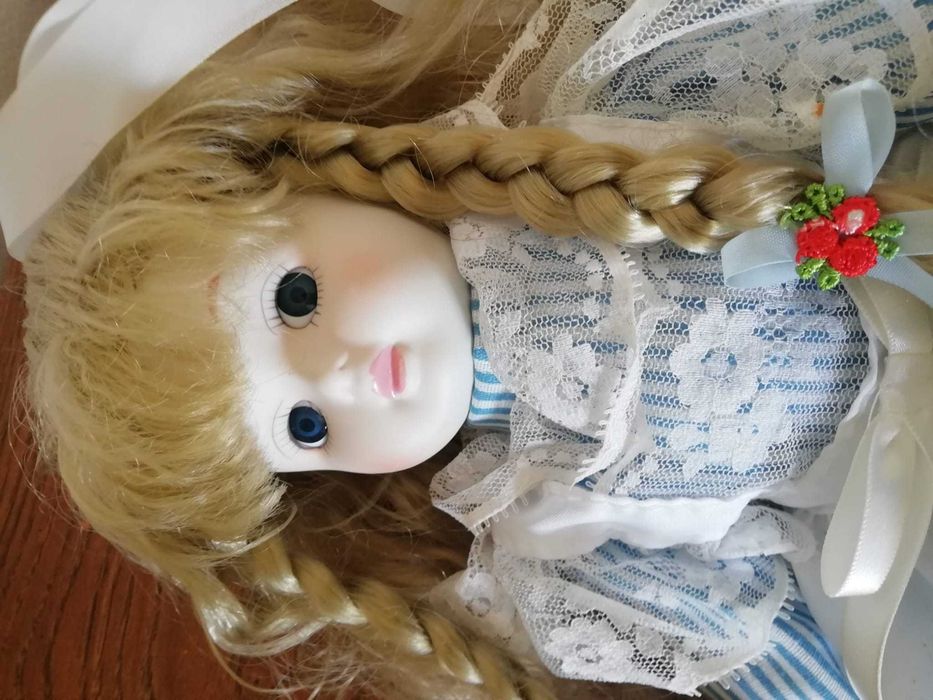 Boneca antiga com cara, pernas e mãos de porcelana