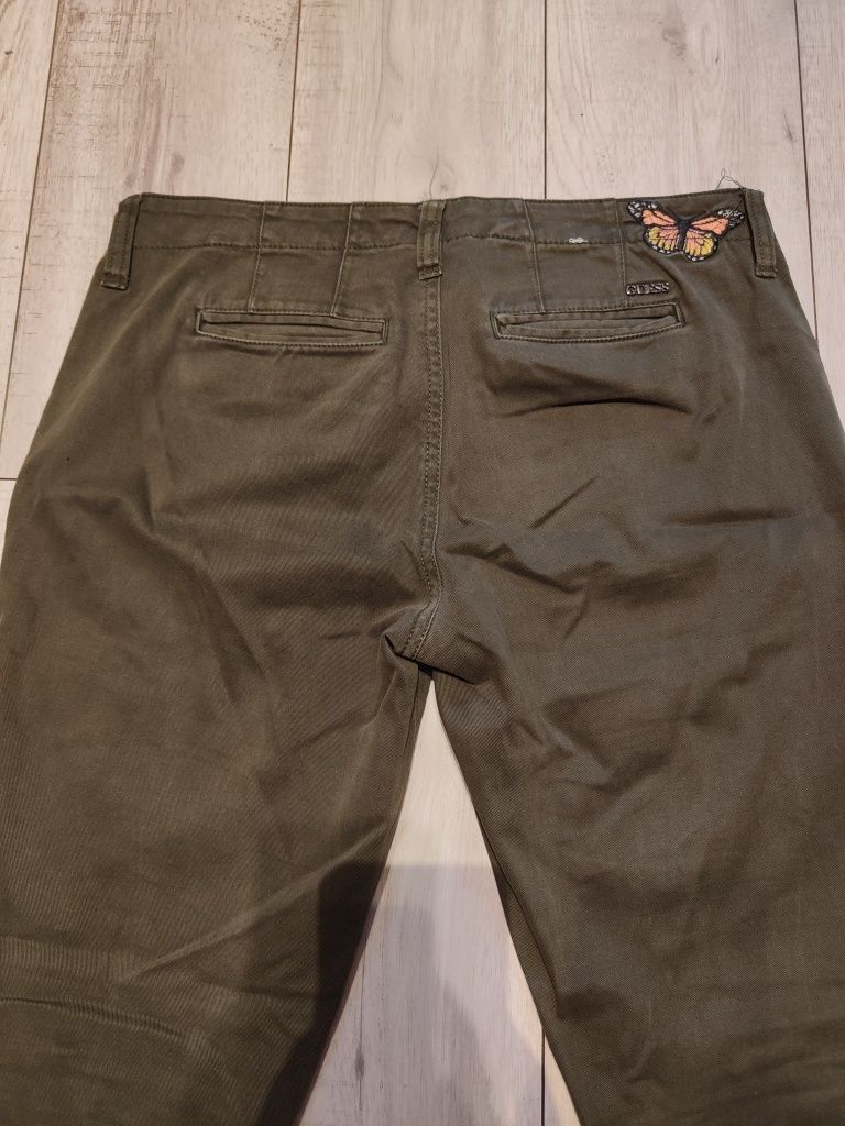 Oryginalne spodnie jeansy jeans do kostek khaki Guess z naszywkami r.M