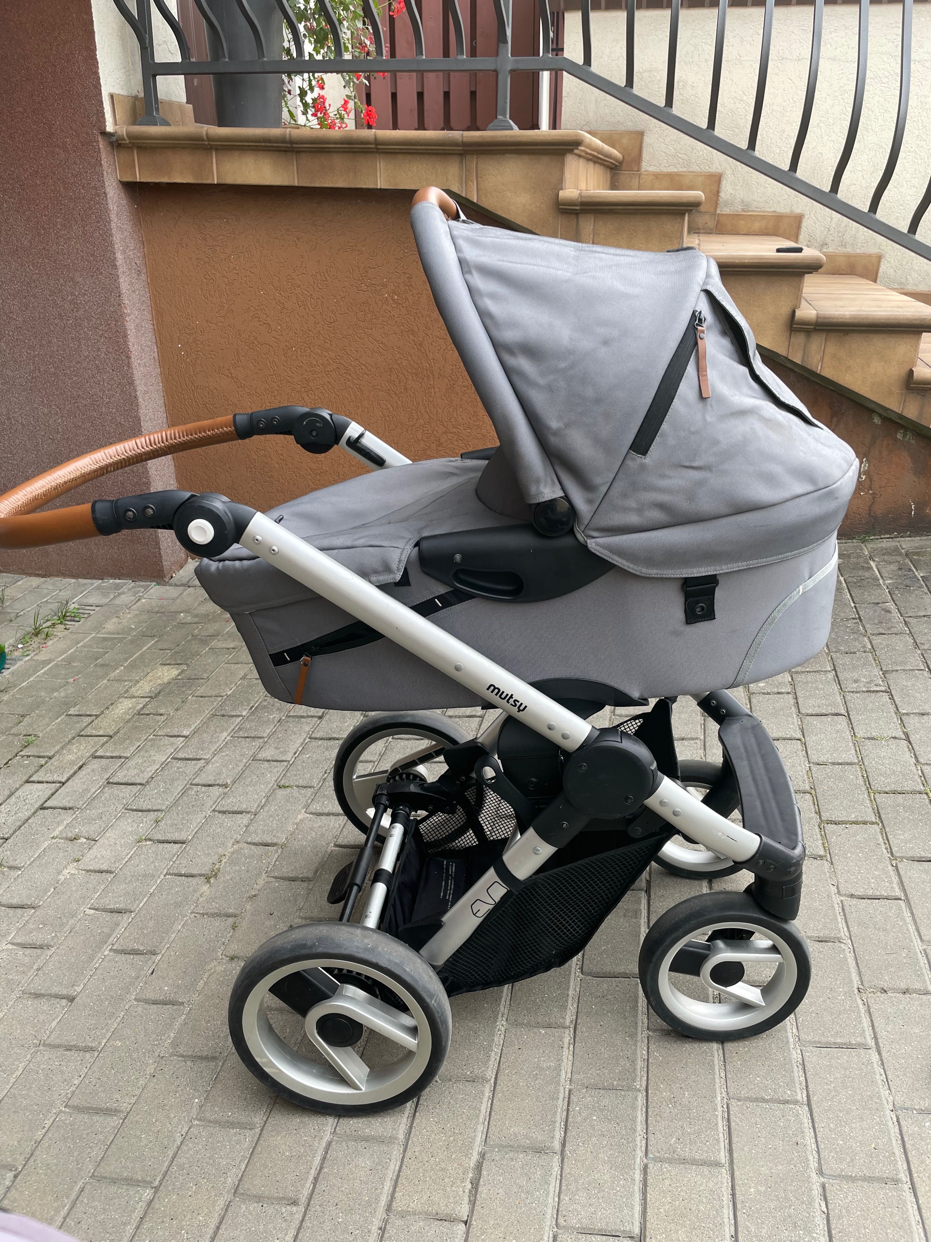 Wózek MUTSY EVO wraz z nosidłem i adapterami oraz fotelik